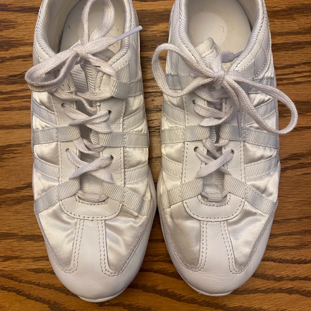 Nfinity Adult Evolution Cheer Shoes Size 6 with carry case
